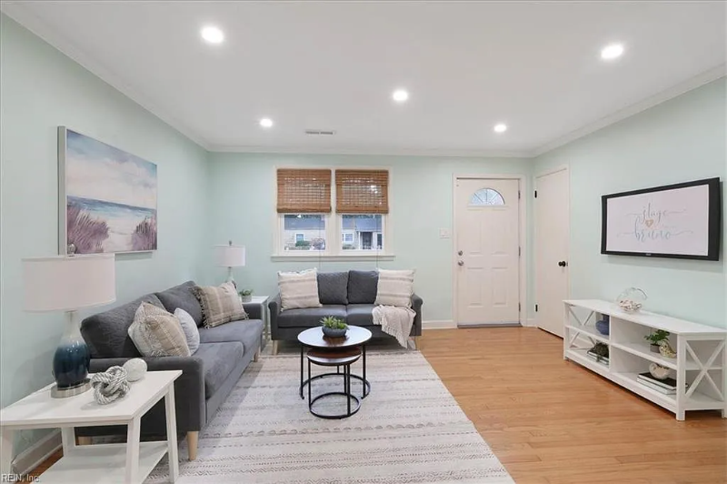 2246 Oak St - Photo 4 of 12