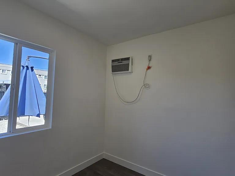 5710 Vineland Ave - Photo 3 of 14