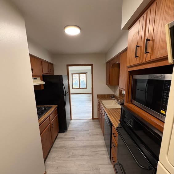 1319 Reed Rd - Photo 5 of 11