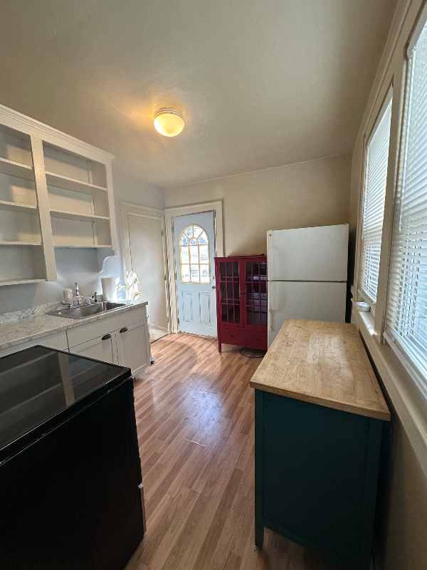 234 College St - Photo 4 of 10