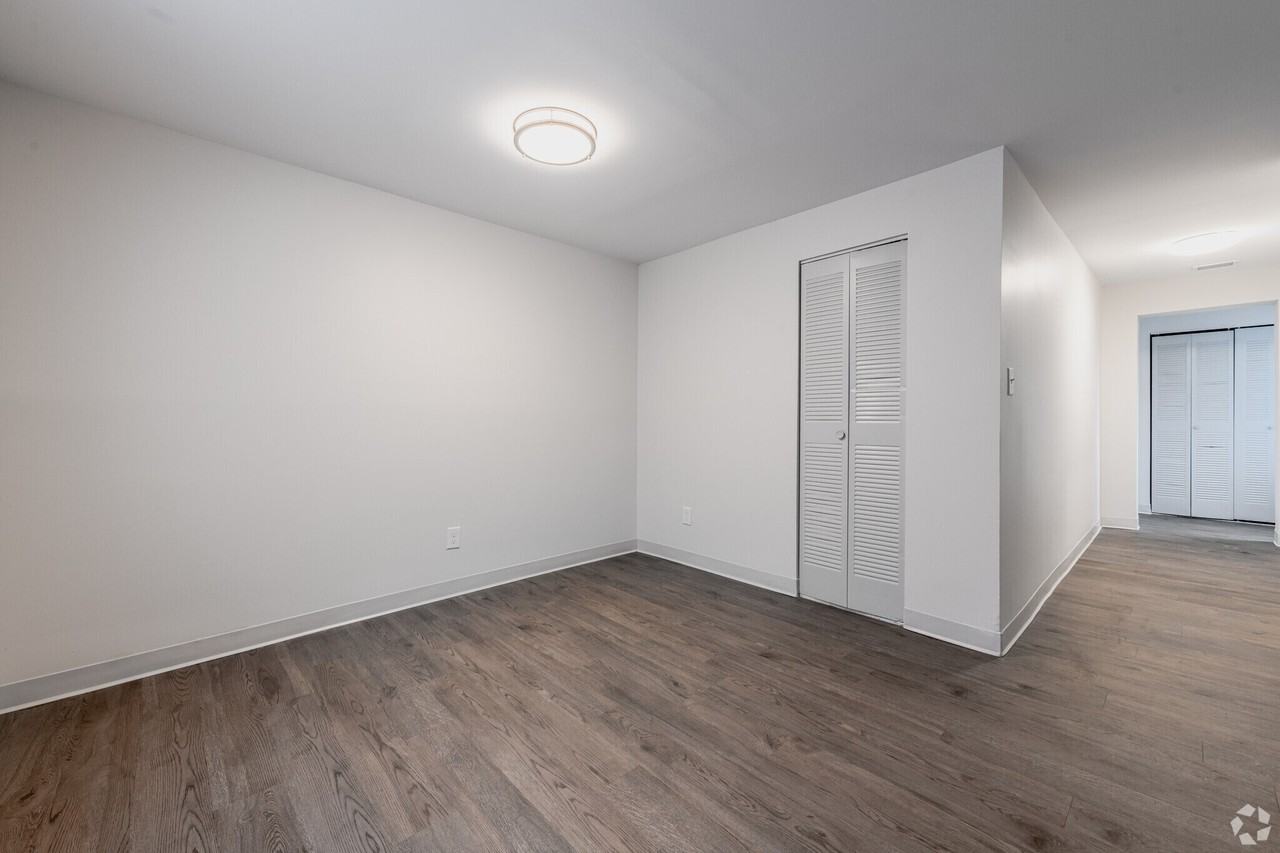 Wibeth Arlington - Photo 5 of 15