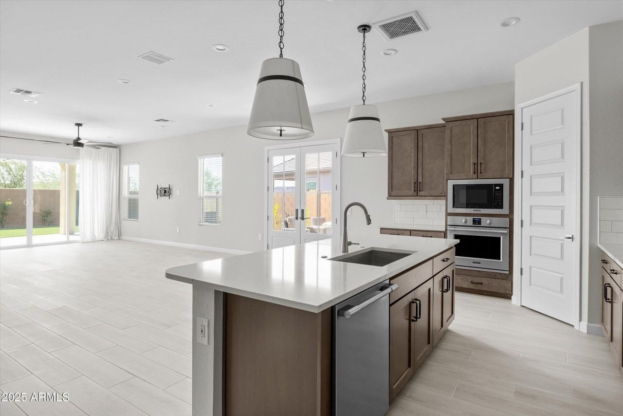 21425 N 59th St - Photo 6 of 48