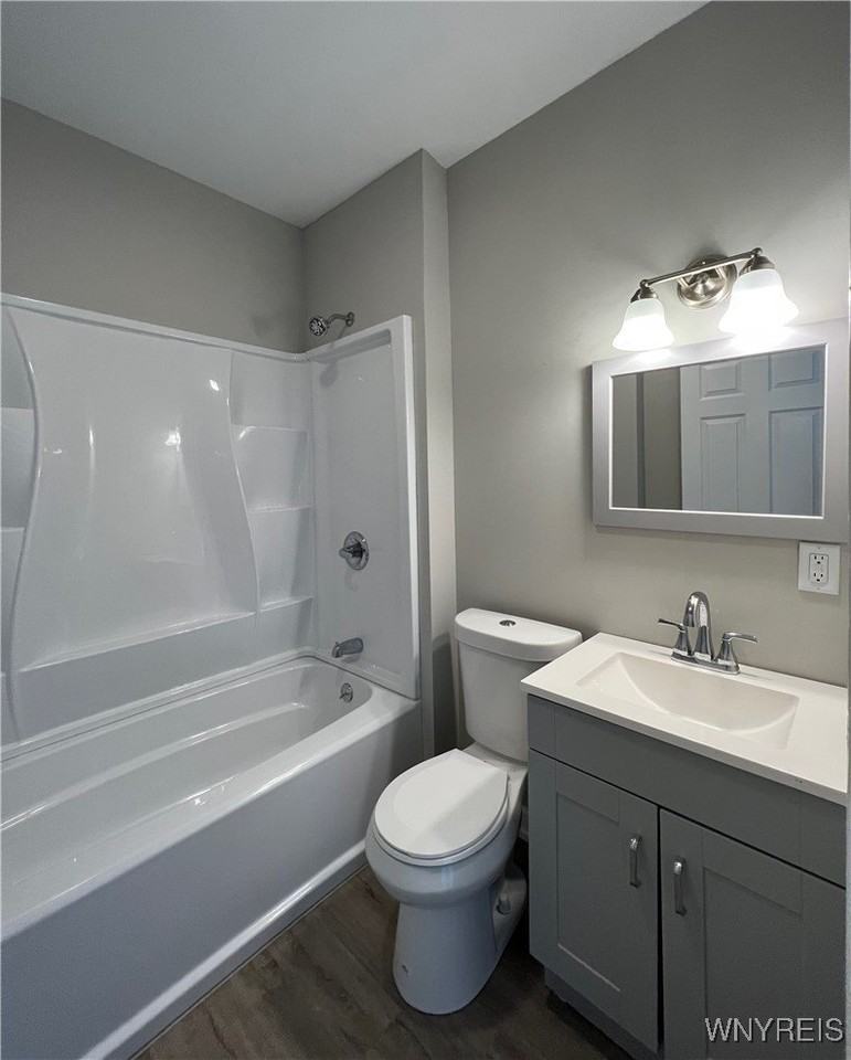 355 Plymouth Ave Apt 2 #2 - Photo 5 of 15