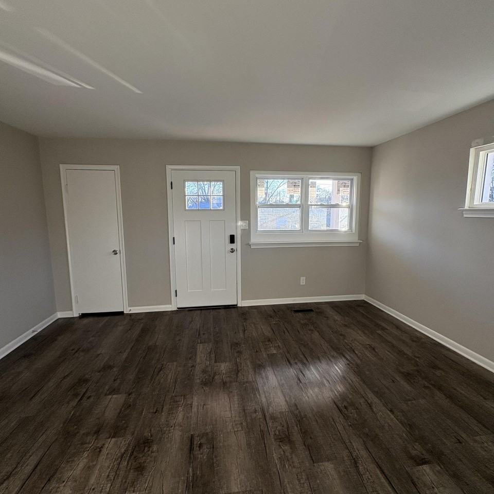 2111 E 5th St - Photo 2 of 8