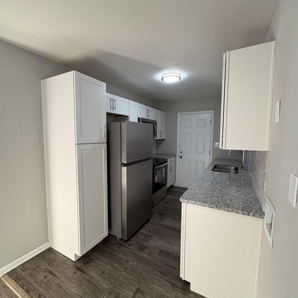 2111 E 5th St - Photo 3 of 8