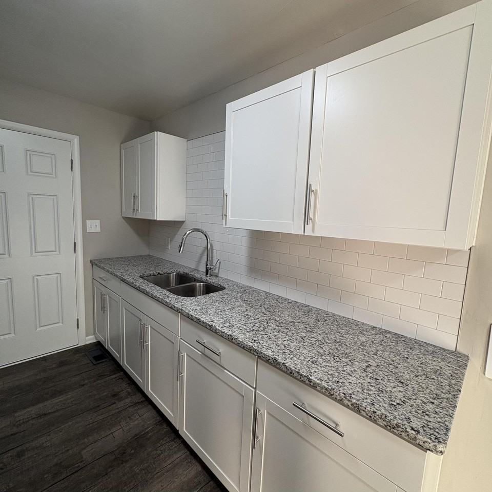 2111 E 5th St - Photo 4 of 8