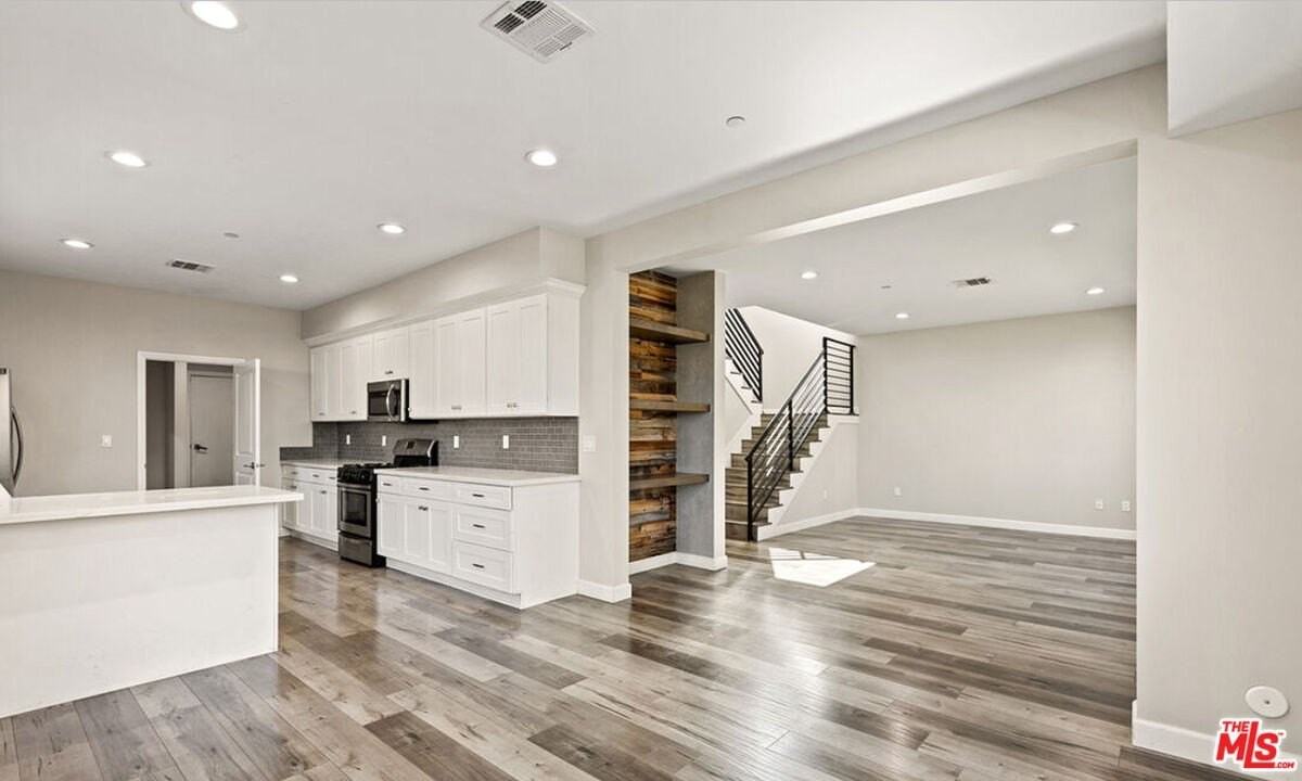 14528 Killion St - Photo 4 of 15