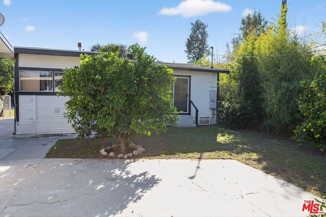 11029 Sarah St - Photo 2 of 27