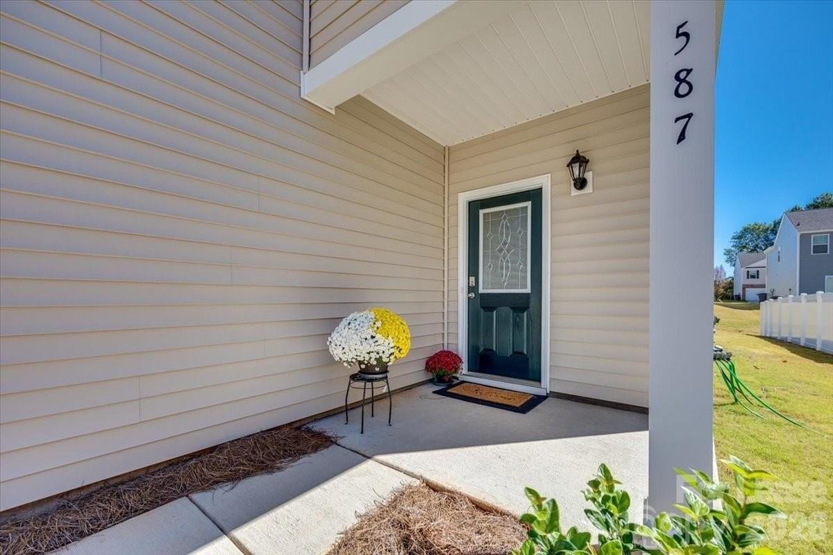 587 King Clover Ln - Photo 2 of 28