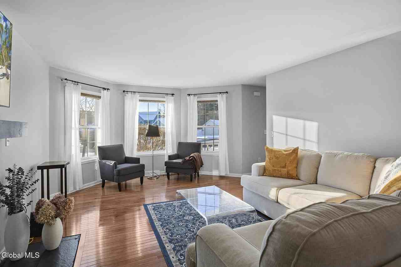 8 Backstretch Ct - Photo 2 of 29