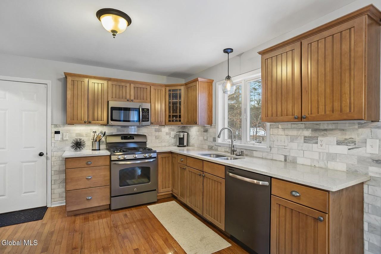 8 Backstretch Ct - Photo 5 of 29