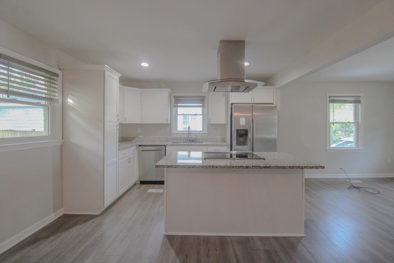 1087 Bexley St - Photo 6 of 19