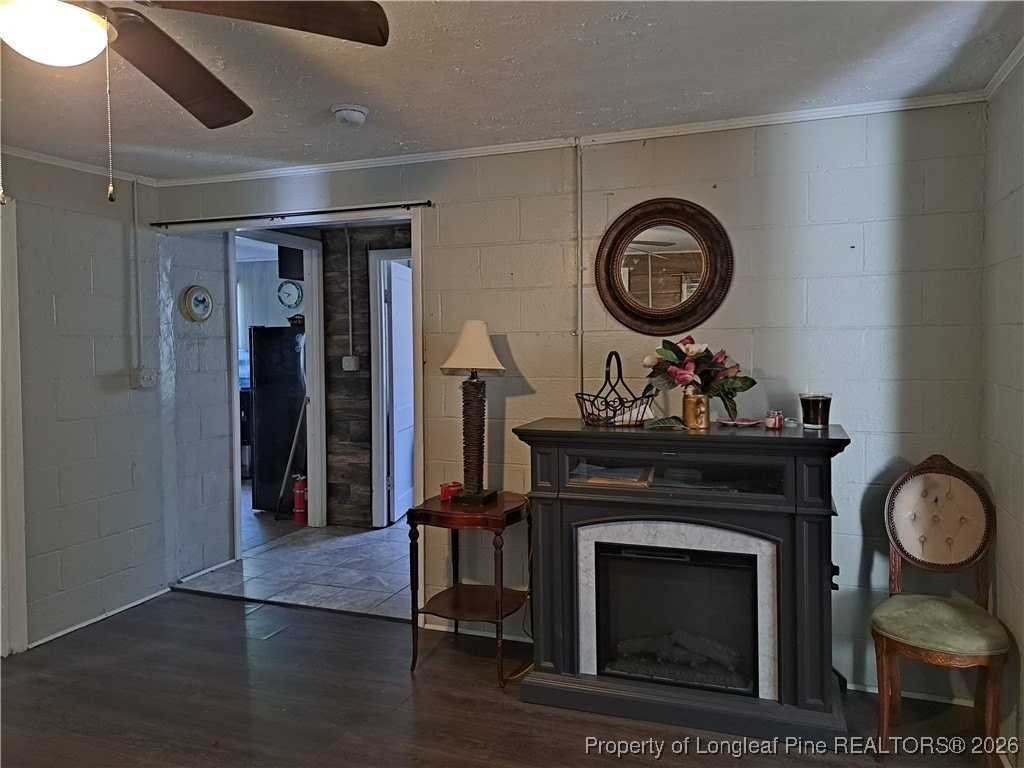 1508 Gillespie St - Photo 4 of 9