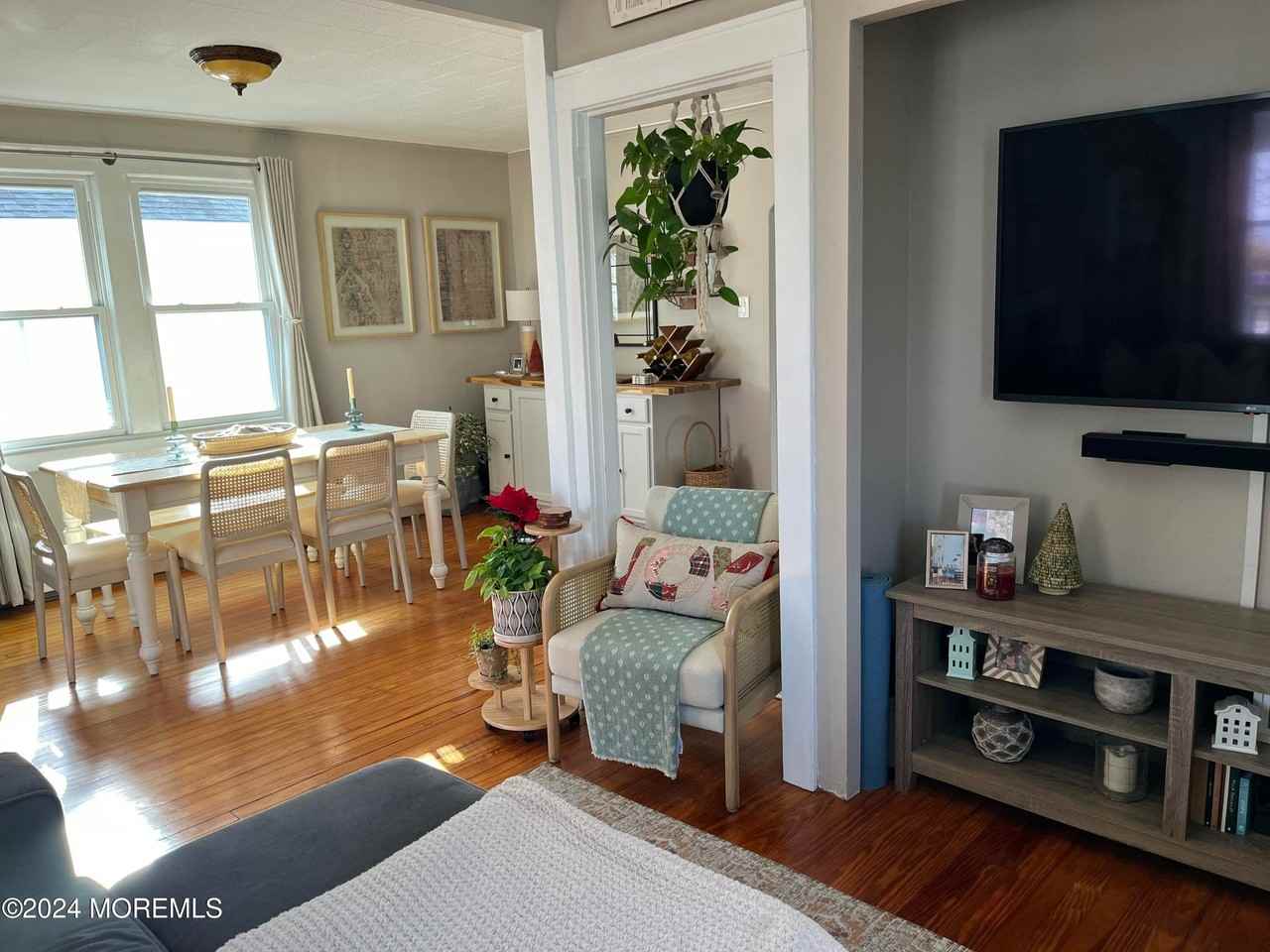 1236 Maplewood Rd - Photo 4 of 38