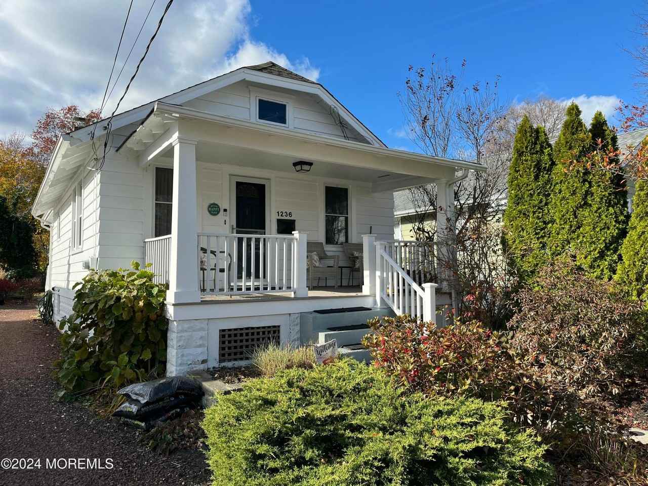 1236 Maplewood Rd - Photo 5 of 38