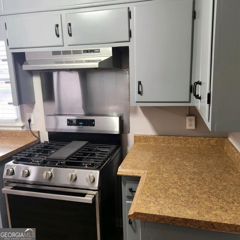 1049 Ormewood Ave Se - Photo 5 of 30