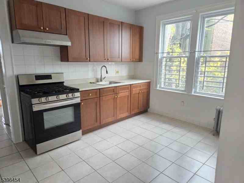 292 Leslie St #1R - Photo 6 of 9