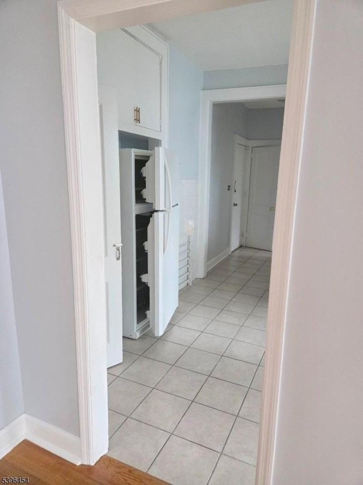 292 Leslie St #1R - Photo 7 of 9