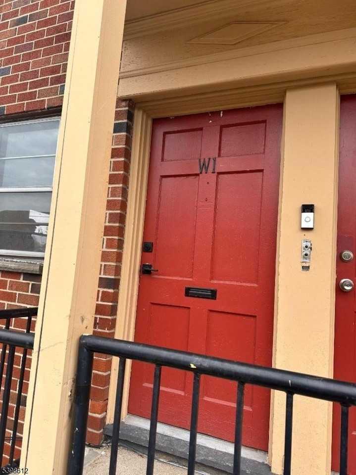 916 Stuyvesant Ave #W1 - Photo 3 of 17