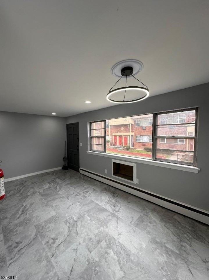 916 Stuyvesant Ave #W1 - Photo 5 of 17