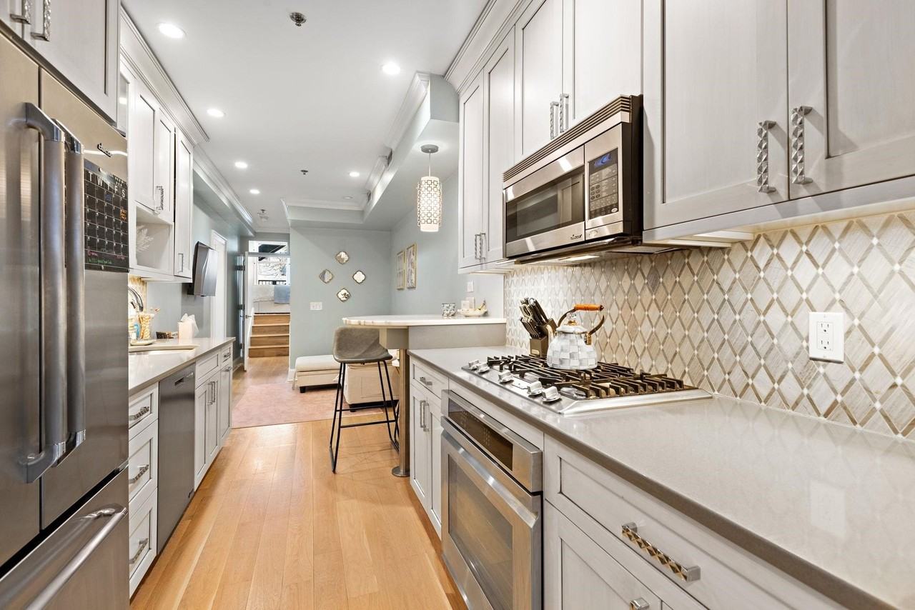 529 Jefferson St #4 - Photo 3 of 12