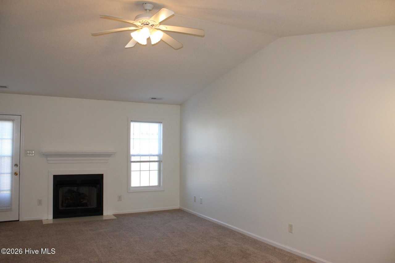 121 Jerrett Ln - Photo 2 of 9