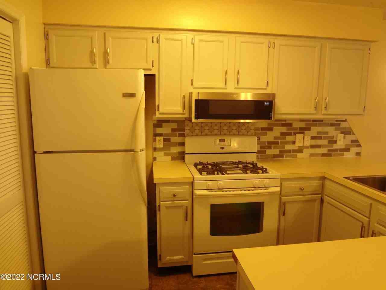 135 W Victoria Ct Apt B #B - Photo 2 of 29