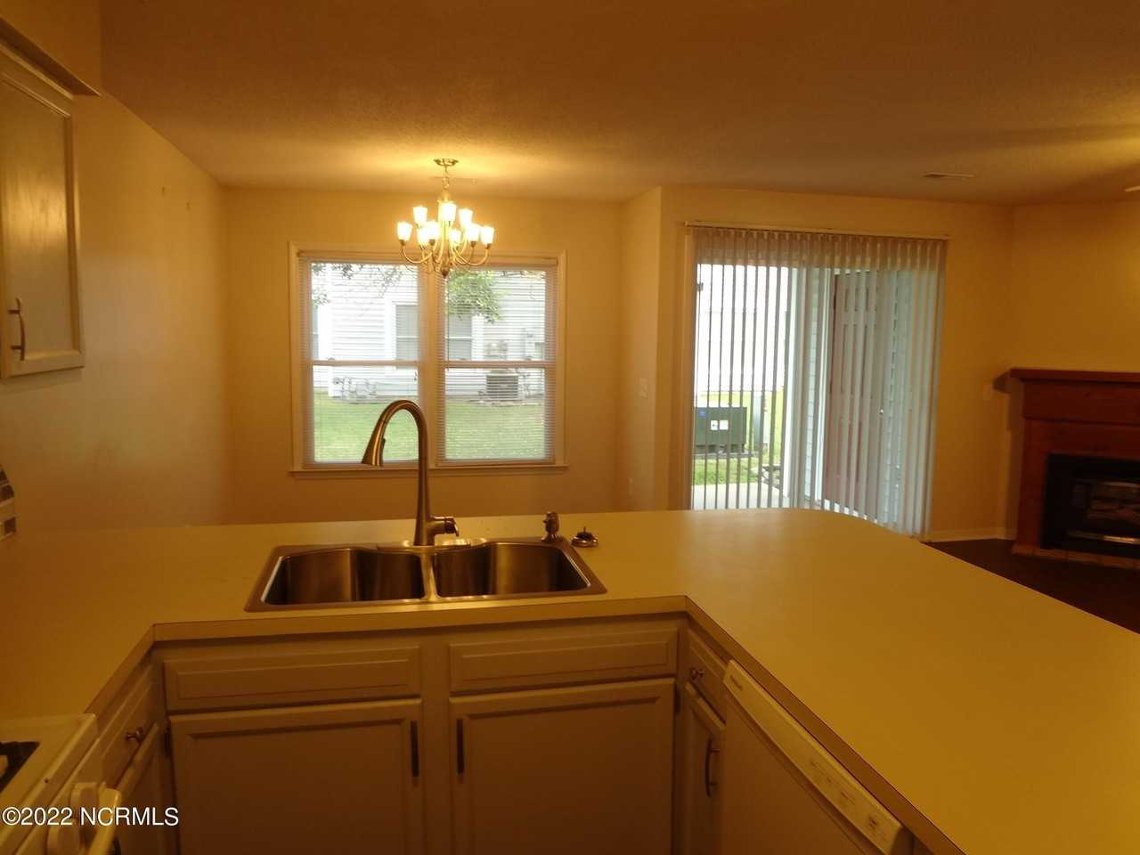 135 W Victoria Ct Apt B #B - Photo 3 of 29