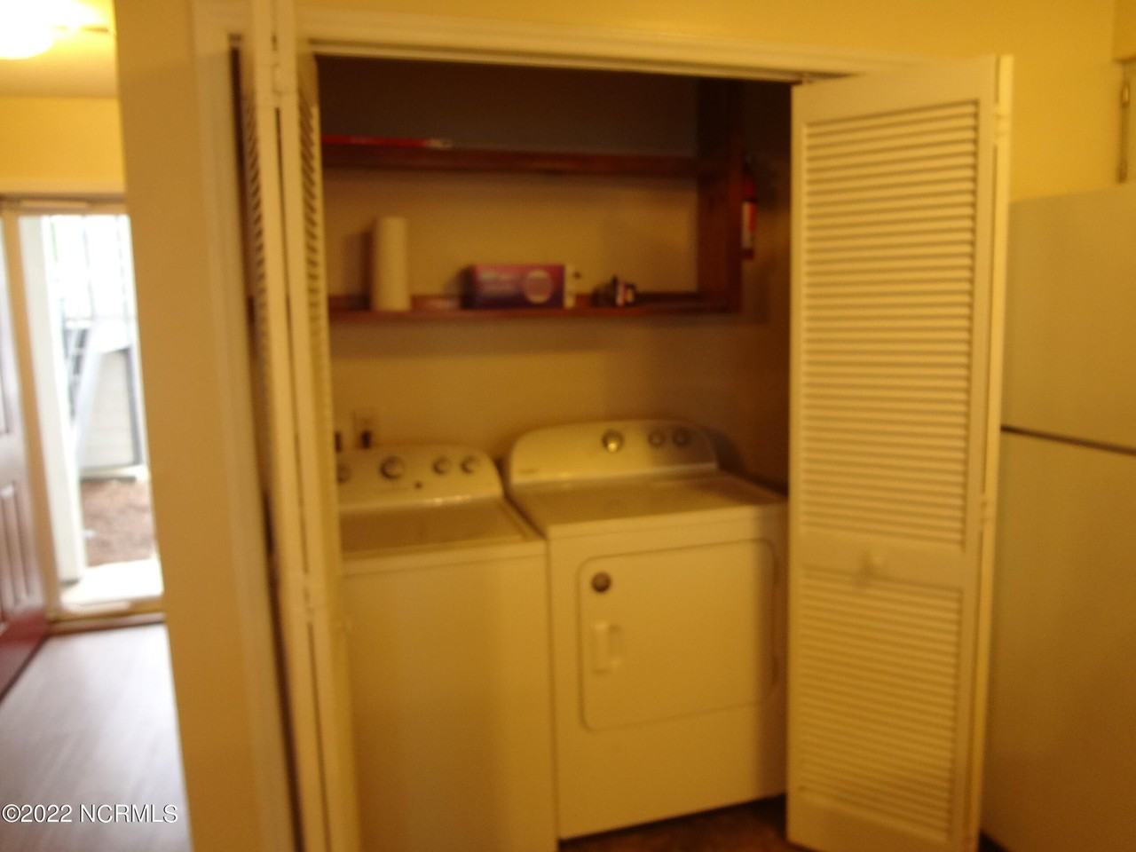 135 W Victoria Ct Apt B #B - Photo 4 of 29