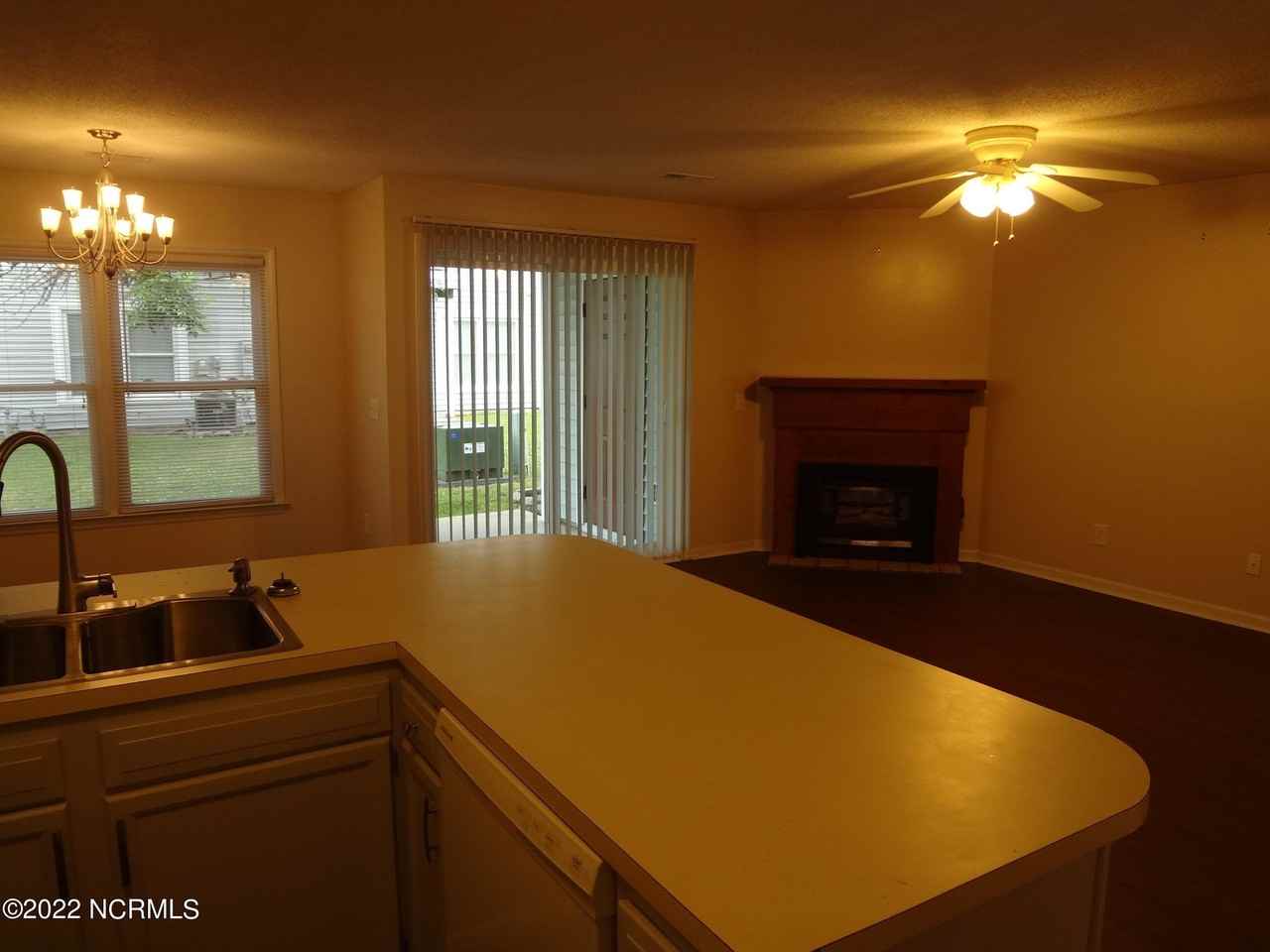 135 W Victoria Ct Apt B #B - Photo 5 of 29