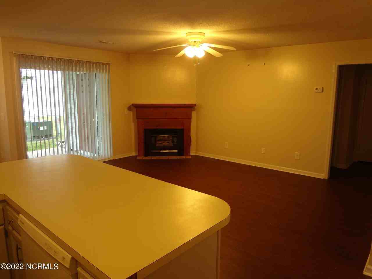 135 W Victoria Ct Apt B #B - Photo 6 of 29