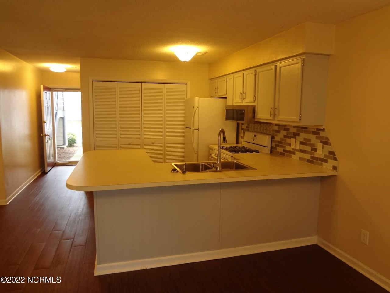 135 W Victoria Ct Apt B #B - Photo 7 of 29