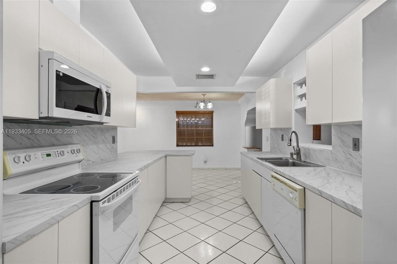 11620 Sw 179th Ter #0 - Photo 6 of 19