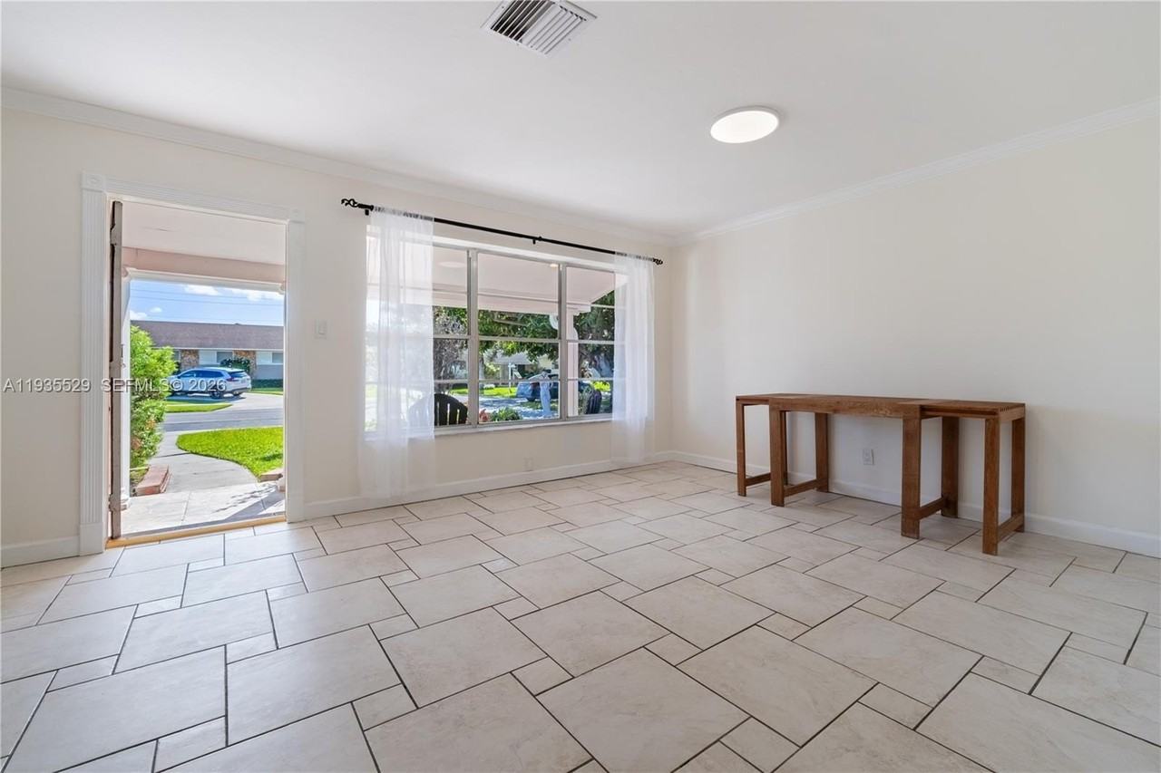 232 Se 6th St - Photo 3 of 41