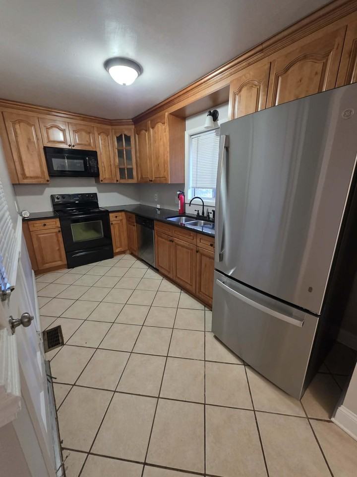 Glen Mora Dr - Photo 2 of 9