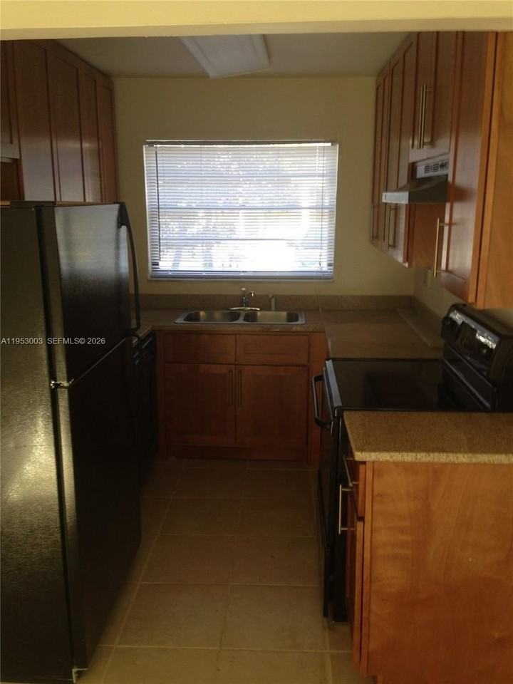 3864 Sw 52nd Ave #3864 - Photo 3 of 9