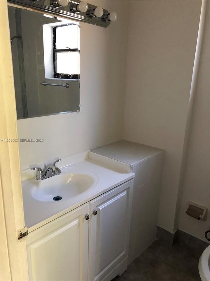 3864 Sw 52nd Ave #3864 - Photo 4 of 9