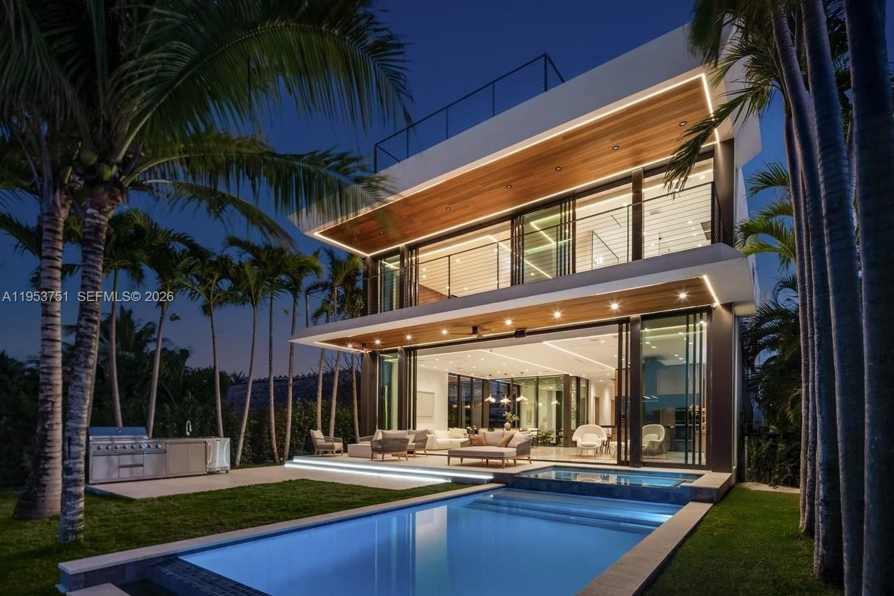 701 86th St - Photo 3 of 40