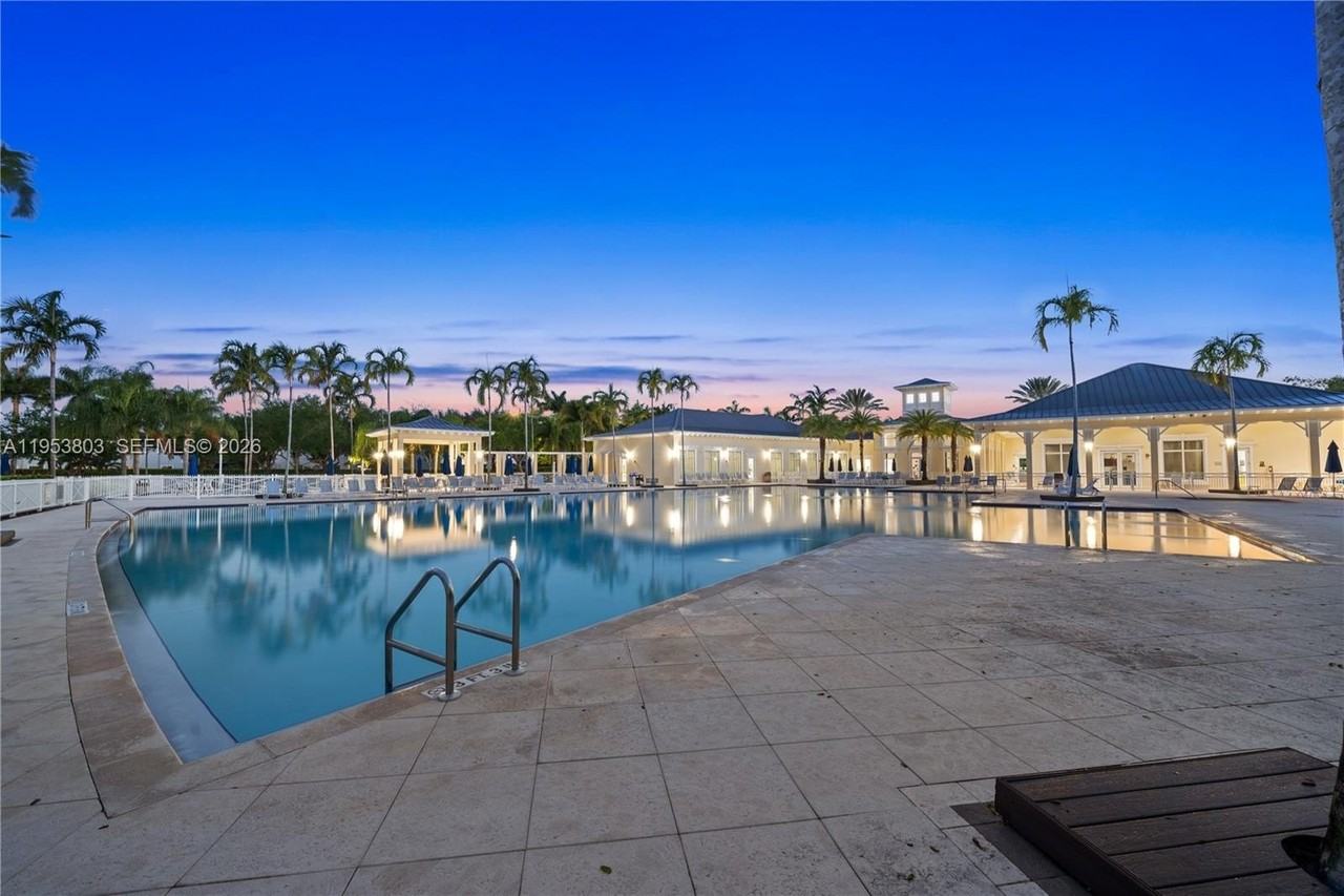 2733 Ne 3rd Ct #105 - Photo 3 of 50