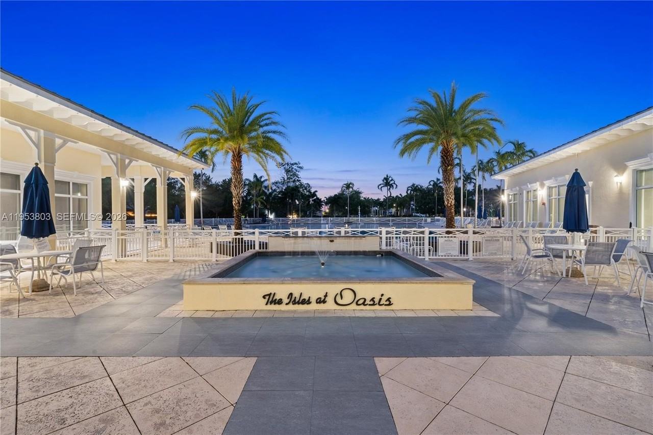 2733 Ne 3rd Ct #105 - Photo 4 of 50