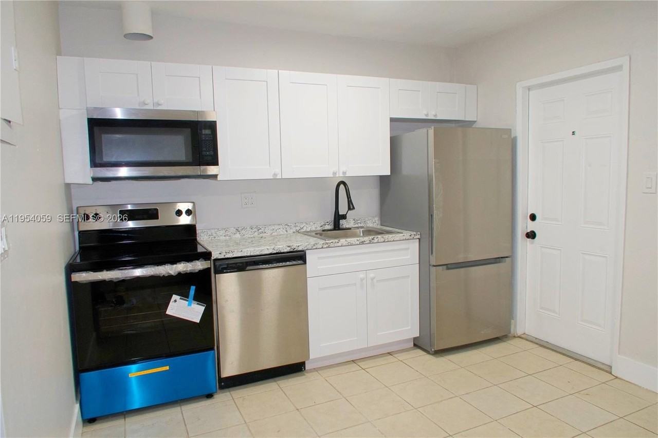 3020 Nw 17th Ct #3020 - Photo 3 of 8