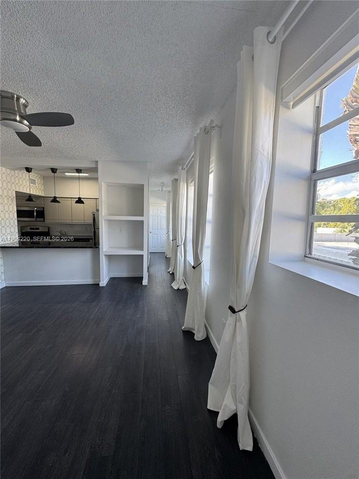 1559 Michigan Ave #302 - Photo 5 of 15