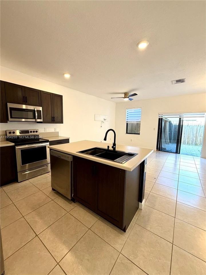 405 Ne 208th Ter #405 - Photo 7 of 37