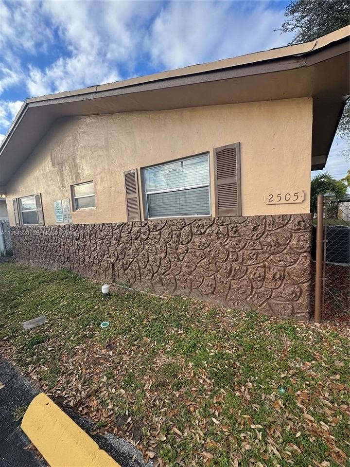 2505 Nw 13th Ct #2 - Photo 2 of 12