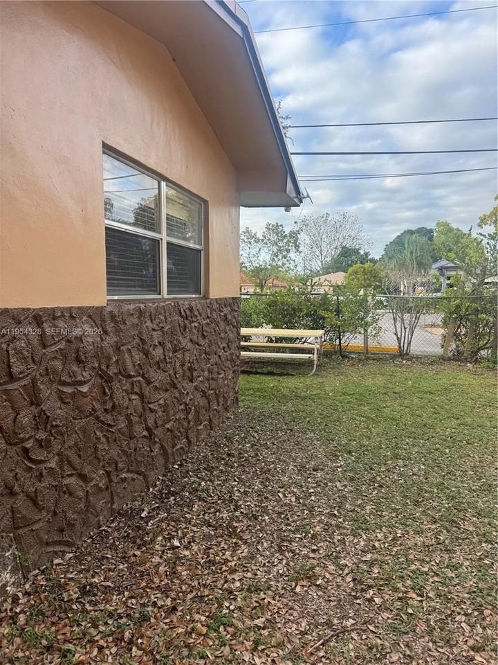 2505 Nw 13th Ct #2 - Photo 4 of 12