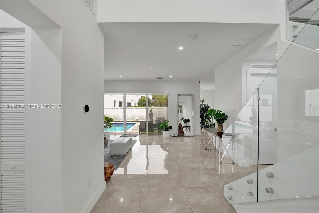 9995 Nw 75th St - Photo 7 of 50