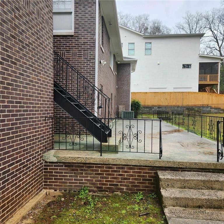 1049 Ormewood Ave Se - Photo 2 of 29