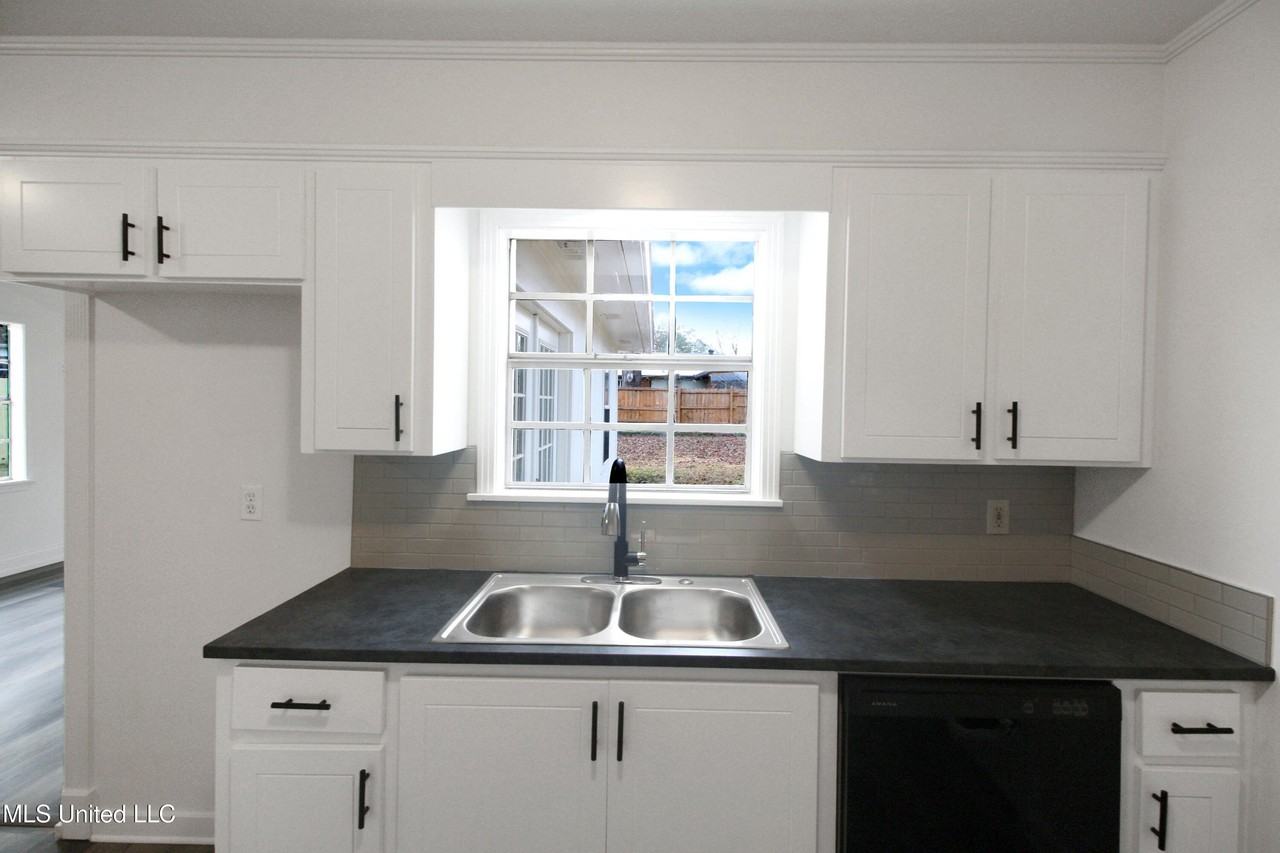 319 Eastwood Ave - Photo 4 of 14