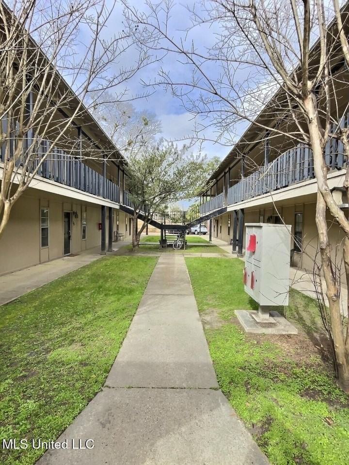 318 Porter Ave Apt 103 - Photo 2 of 10