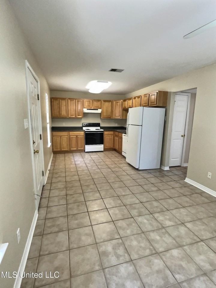 318 Porter Ave Apt 103 - Photo 4 of 10